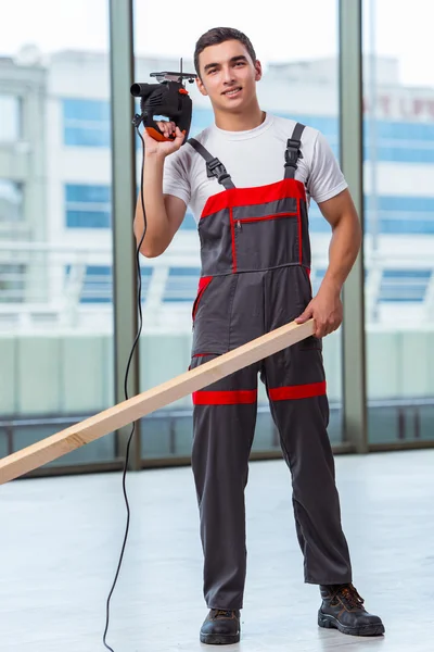 Junge Tischlerin arbeitet auf Baustelle — Stockfoto