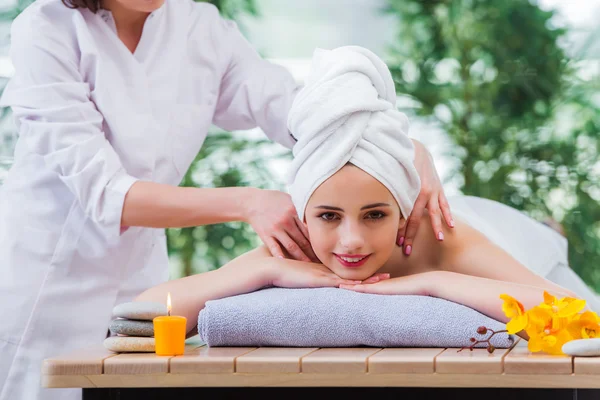 Mujer joven en concepto de spa — Foto de Stock