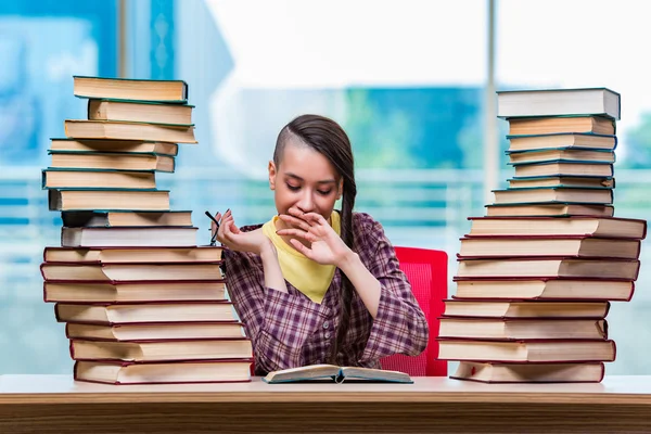 Jovem estudante se preparando para exames — Fotografia de Stock