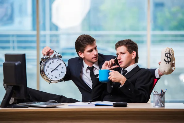 Zeit ist Geld mit zwei Geschäftsleuten — Stockfoto