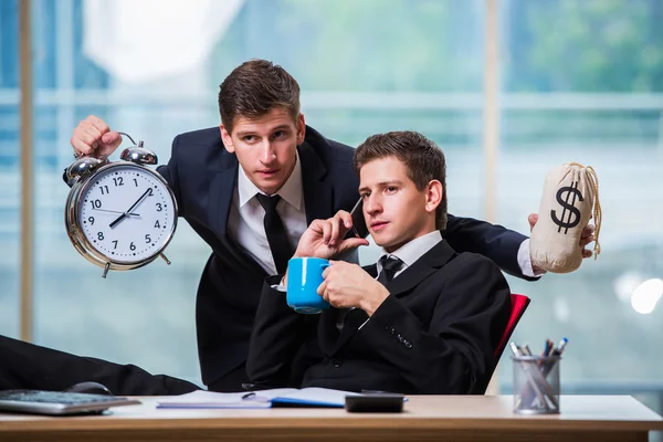 El tiempo es concepto de dinero con dos hombres de negocios —  Fotos de Stock