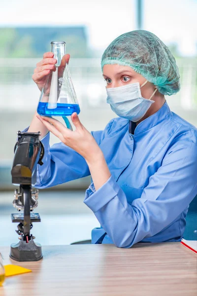 Assistente di laboratorio esperto che lavora su soluzioni chimiche — Foto Stock