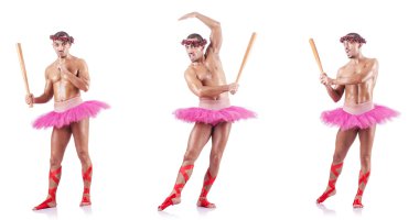 Beyaz bale eteği giyen adam izole edilmiş.