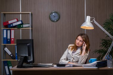 Ofiste uzun saatler için kalan iş kadını