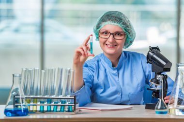 Kimyasal çözümler üzerinde çalışan deneyimli asistan