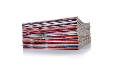 Beyaz arka plan üzerinde izole dergi yığını