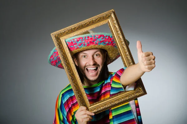 Homme drôle avec sombrero et cadre photo — Photo