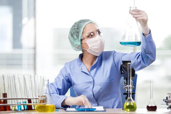 Assistente di laboratorio esperto che lavora su soluzioni chimiche — Foto Stock