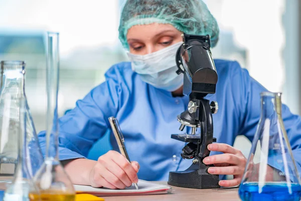 Assistente di laboratorio esperto che lavora su soluzioni chimiche — Foto Stock