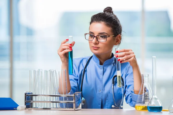 Mulher médica fazendo testes químicos em laboratório — Fotografia de Stock