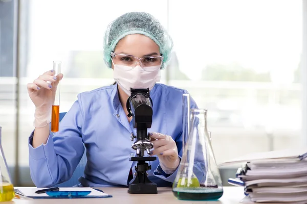 Assistente di laboratorio esperto che lavora su soluzioni chimiche — Foto Stock