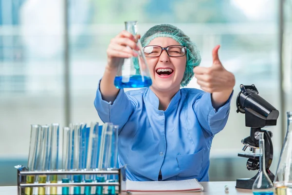 Asistente de laboratorio experimentado trabajando en soluciones químicas — Foto de Stock