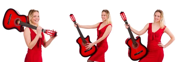 Bella ragazza che tiene la chitarra isolata sul bianco — Foto Stock