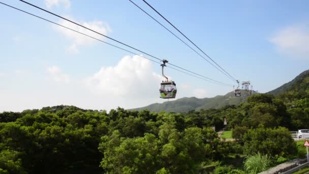 Teleféricos moviéndose en brillante día de verano — Vídeo de stock