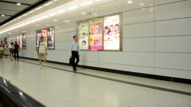 Hong Kong - 1 Ağustos 2014: Hong Kong, Çin Hong Kong metro üzerinde 1 Ağustos. Hong Kong metro bir popüler ulaşım modudur — Stok video