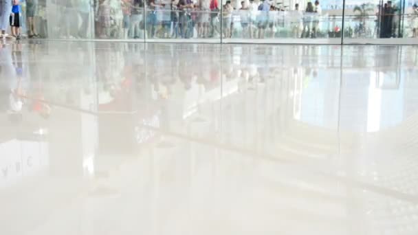 Stóp osób poruszających się na podłodze — Wideo stockowe