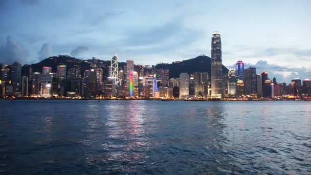 Hong Kong - AUGUST 1, 2014: Hong Kong bay on August 1 in Hong Kong, China. Hong Kong bay has one of the most attractive skylines in the world — Stock Video