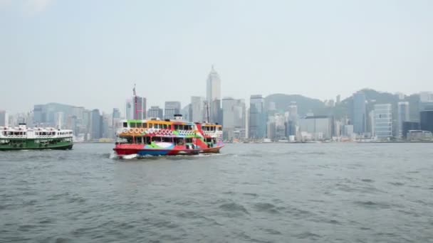 Hong Kong - 1 sierpnia 2014: Hong Kong bay 1 sierpnia w Hong Kong, Chiny. Bay Hong Kong jest jednym z najbardziej atrakcyjnych sylwetki na tle nieba na świecie — Wideo stockowe