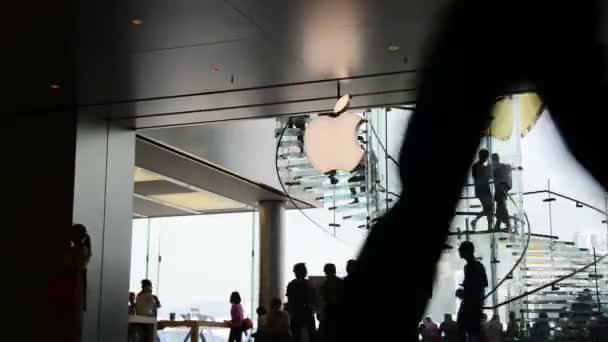 Гонконг - 1 августа 2014 года: Гонконгский Apple Store 1 августа в Гонконге, Китай. Магазин Apple очень популярен в Гонконге — стоковое видео