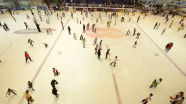 Dubai - 7 Ağustos 2014: Dubai Mall Ice Rink 7 Ağustos'ta Dubai, Bae'de. Dubai Mall Ice Rink popüler cazibe olduğunu