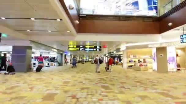 Singapour - 5 AOÛT 2014 : Aéroport de Changi le 5 août à Singapour. Changi aéroport est l'un des meilleurs aéroports du monde — Video