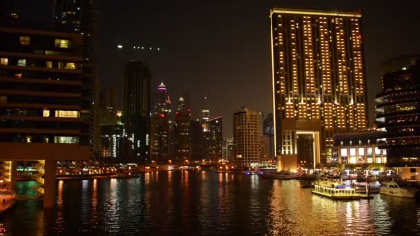 Dubai - AGOSTO 7, 2014: Arranha-céus na Marina do Dubai em 7 de agosto em Dubai, Emirados Árabes Unidos. Dubai Marina tem muito alta concentração de arranha-céus — Vídeo de Stock