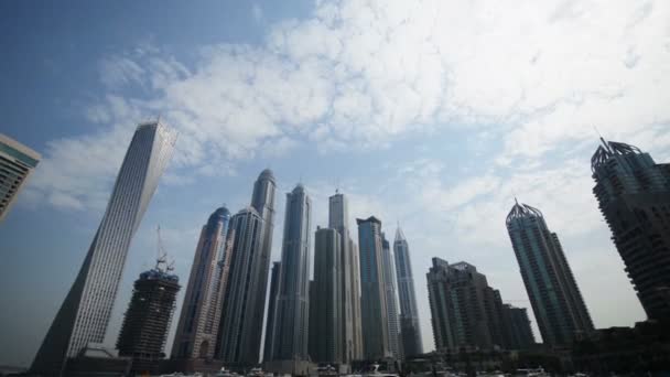 Dubai - AGOSTO 7, 2014: Arranha-céus na Marina do Dubai em 7 de agosto em Dubai, Emirados Árabes Unidos. Dubai Marina tem muito alta concentração de arranha-céus — Vídeo de Stock