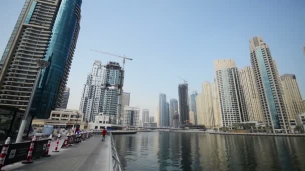 Dubai - AGOSTO 7, 2014: Arranha-céus na Marina do Dubai em 7 de agosto em Dubai, Emirados Árabes Unidos. Dubai Marina tem muito alta concentração de arranha-céus — Vídeo de Stock