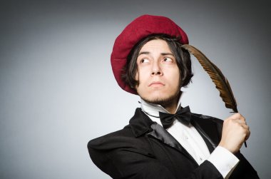 Kalemi klasik konseptte olan komik yazar.