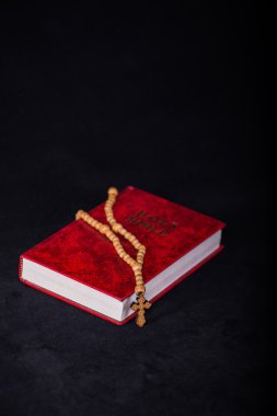 İncil ve haç ve dini kavramı