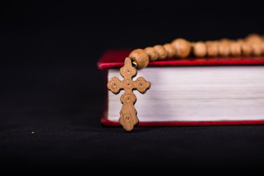 İncil ve haç ve dini kavramı