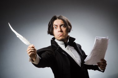 Kalemi klasik konseptte olan komik yazar.