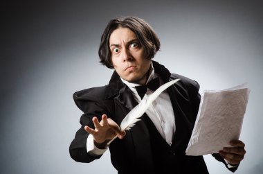 Kalemi klasik konseptte olan komik yazar.