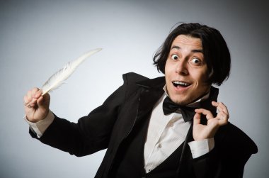 Kalemi klasik konseptte olan komik yazar.