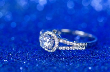 Mavi arka plan karşı mücevher yüzük