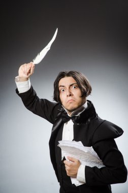 Kalemi klasik konseptte olan komik yazar.