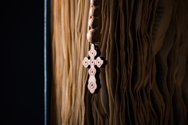 İncil ve haç ve dini kavramı