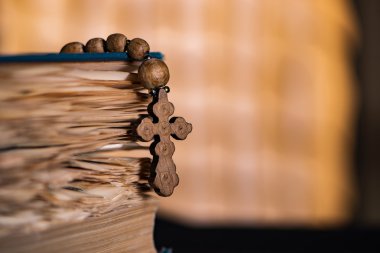 İncil ve haç ve dini kavramı