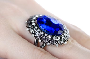 Parmağına taktığın mücevher yüzüğü.