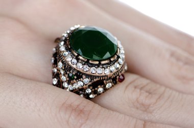 Parmağına taktığın mücevher yüzüğü.