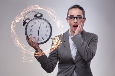 Sıkı bir sürenin kavram genç iş kadını