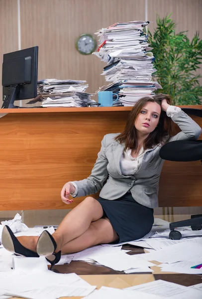 Üzletasszony munka az irodában stresszhatás alatt — Stock Fotó