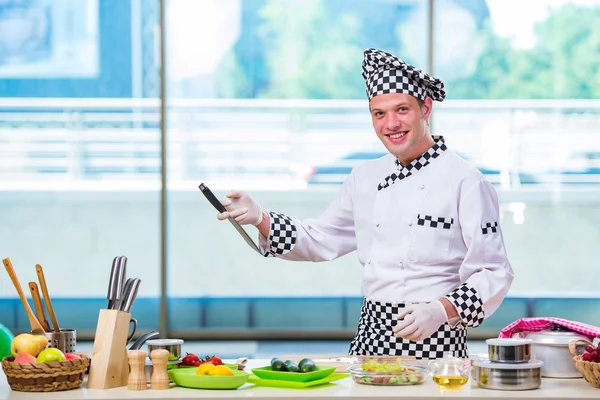 Male cook preparing food in the kitchen — Stock Photo, Image