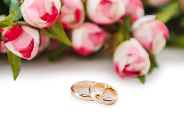 Anéis de casamento e flores isoladas no fundo branco — Fotografia de Stock