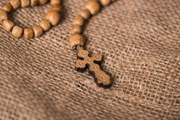 La Biblia y la cruz en concepto religioso —  Fotos de Stock