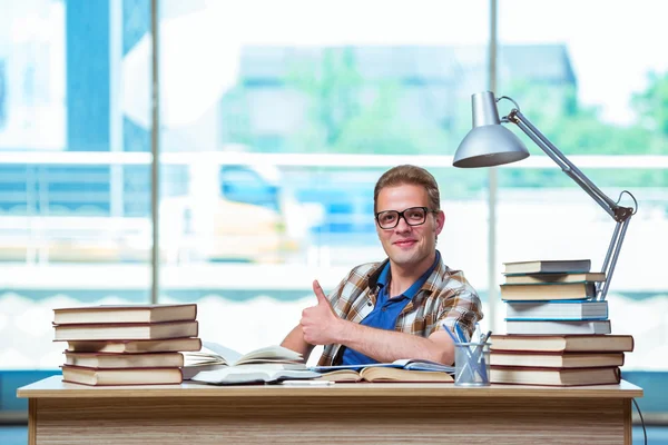 Jonge mannelijke student middelbare schoolexamens voorbereiden — Stockfoto