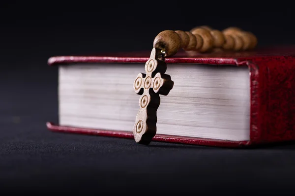 La Biblia y la cruz en concepto religioso — Foto de Stock