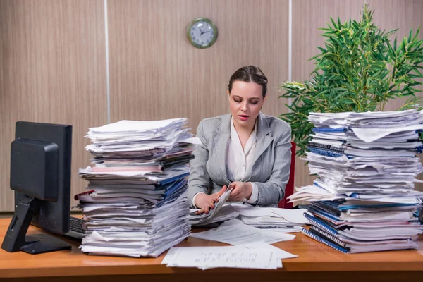 Empresária sob estresse trabalhando no escritório — Fotografia de Stock