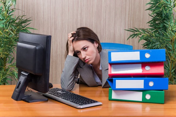 Donna stanca stressata con troppo lavoro — Foto Stock