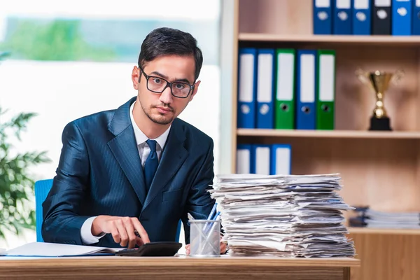 Jeune homme d'affaires stressé avec beaucoup de paperasserie — Photo